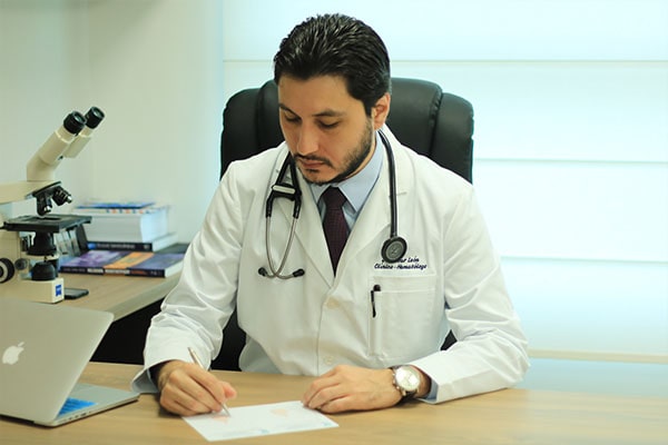 Dr Cesar Leon Hematologo Guayaquil2-min